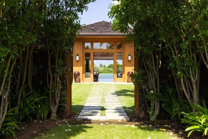 Private cul-de-sac entrance to Hawaiian estate
